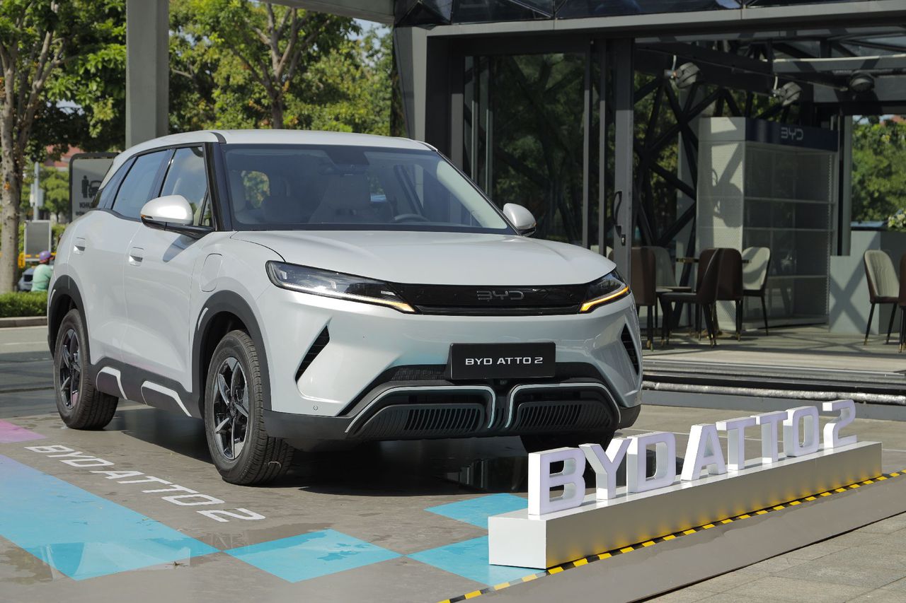 Ngoại thất BYD Atto 2 hiện đại với đèn LED liền mạch, mâm thể thao 16 inch và đuôi xe đèn LED độc đáo.